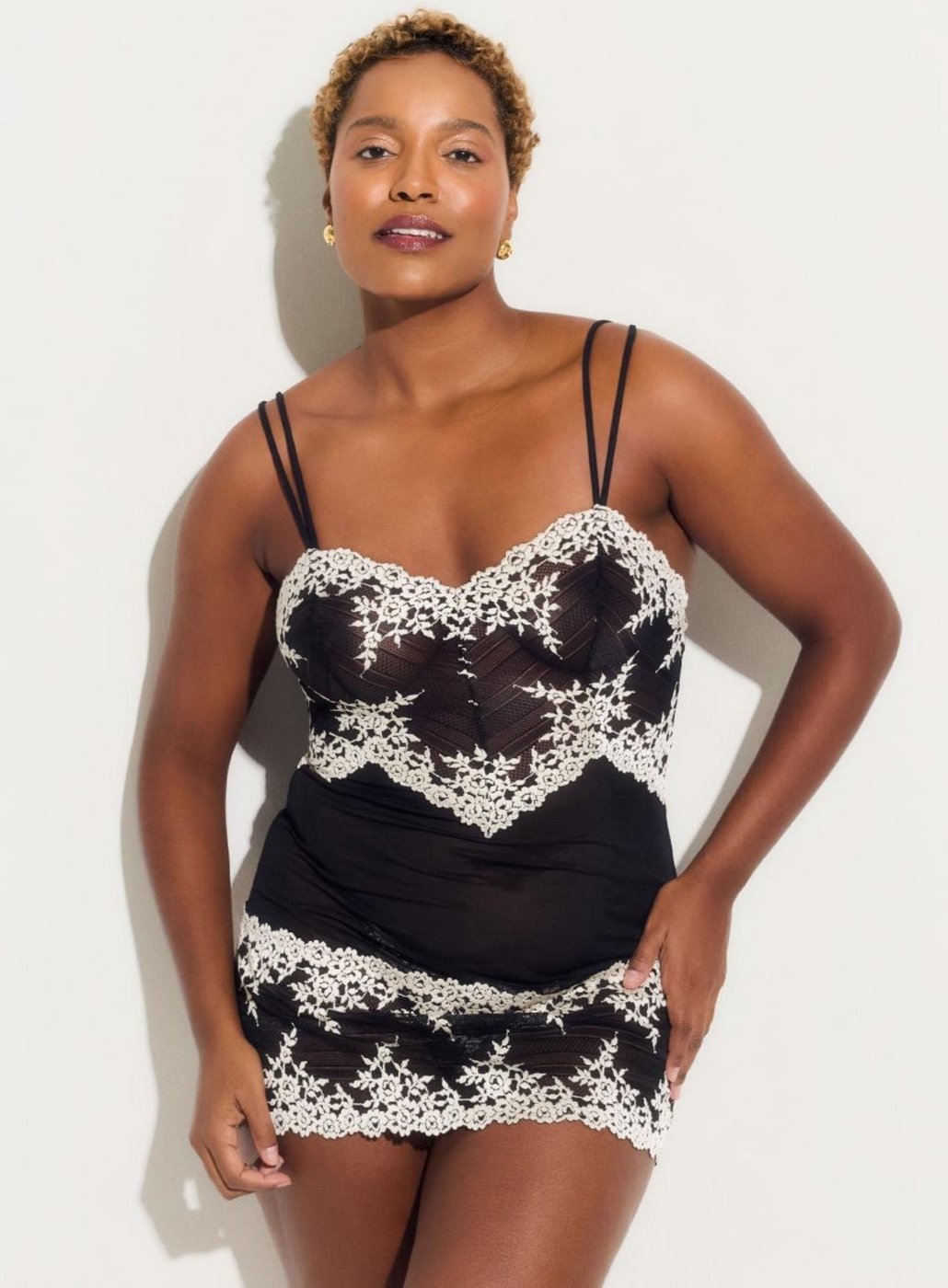 Imagem principal Camisola Curta Renda Embrace Lace Wacoal Preto Loungerie incolor Loungerie incolor