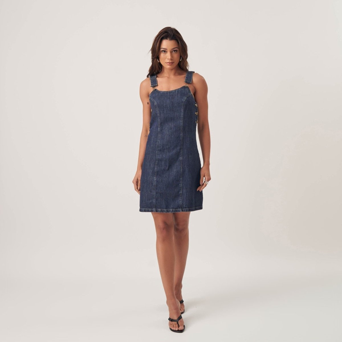 Vestido Jeans Salopete Recortes Alças Largas E Fivelas Azul Escuro