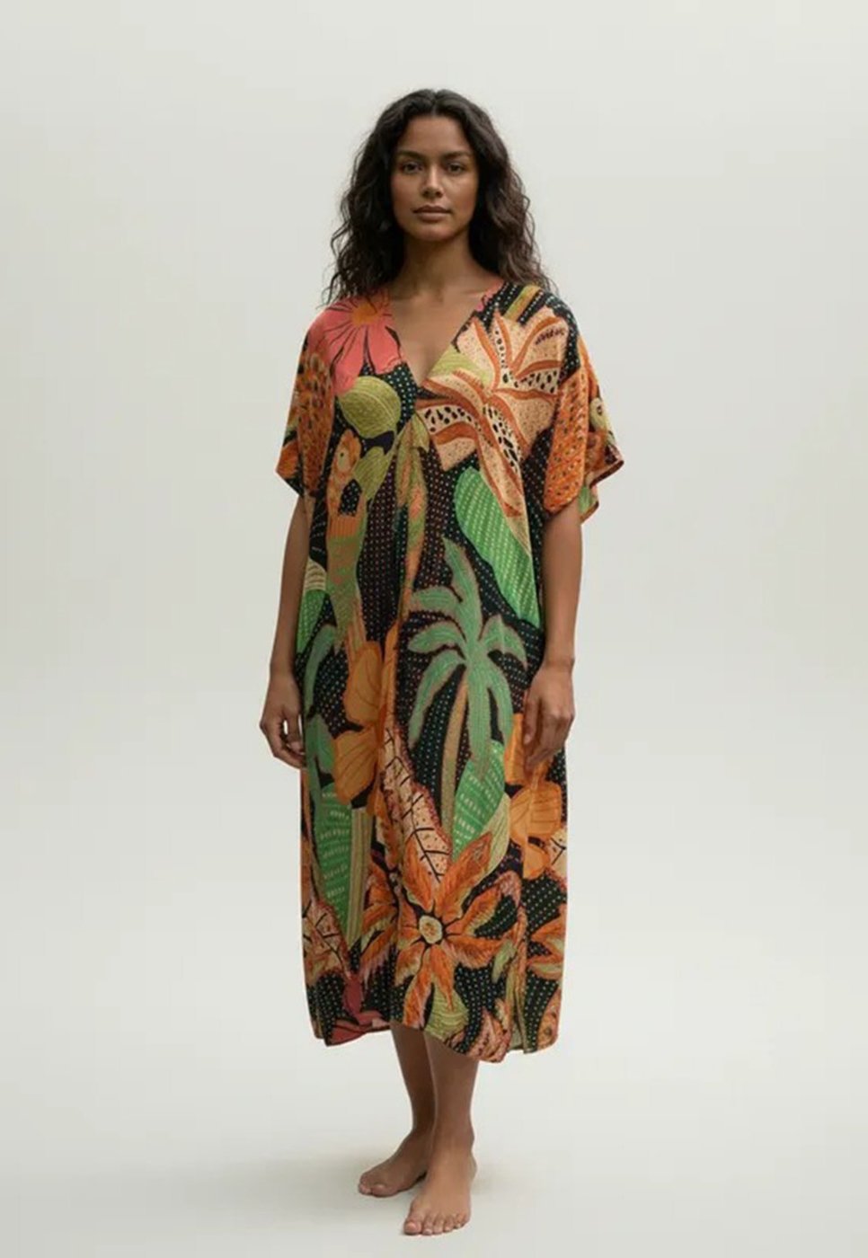 Imagem principal Vestido Kaftan Mutum Detalhes nas Costas Estampa Jardim do Verão Amazonia Vital preto