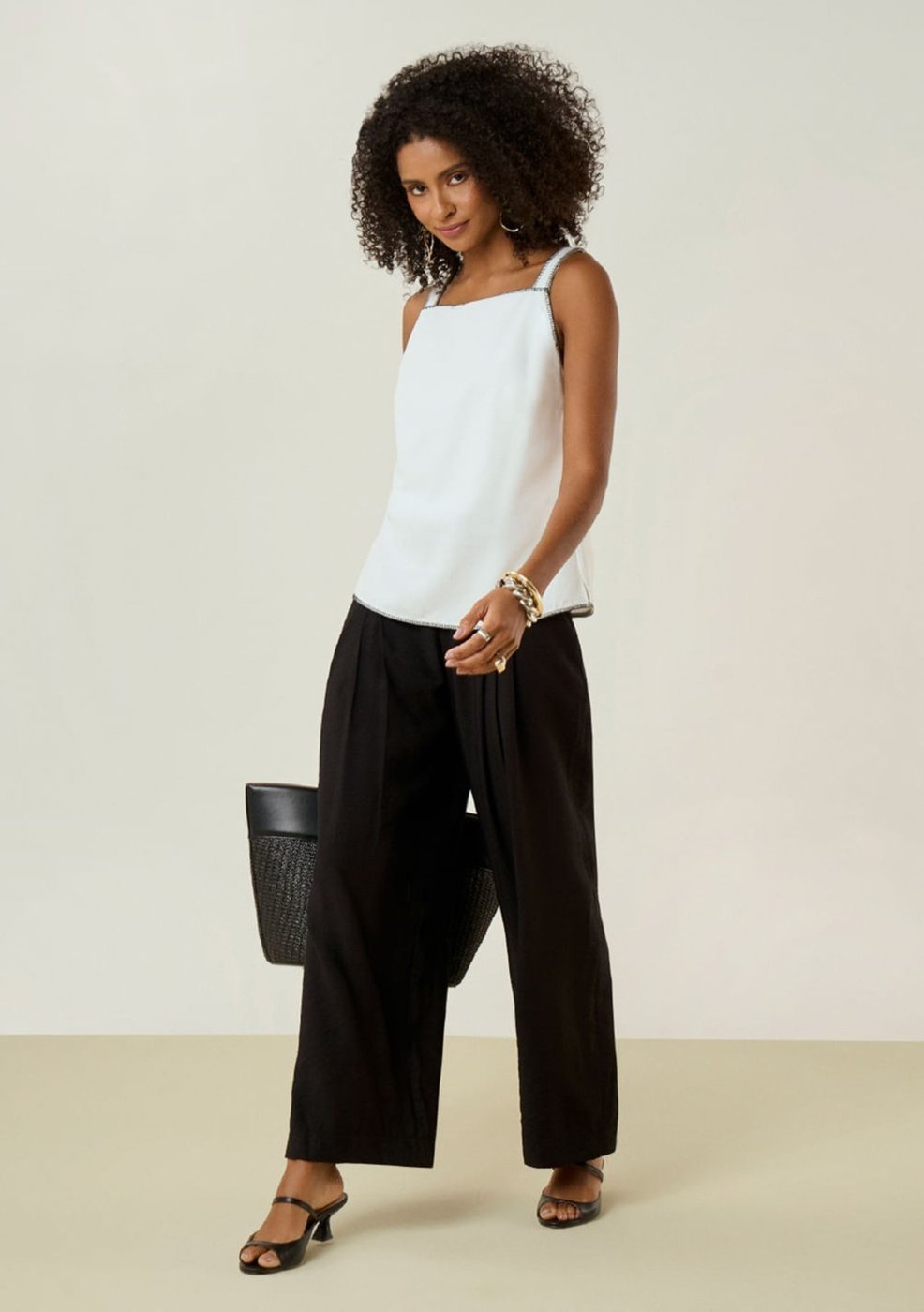 Regata Maria Valentina Solta Decote Quadrado Padrão Off-white