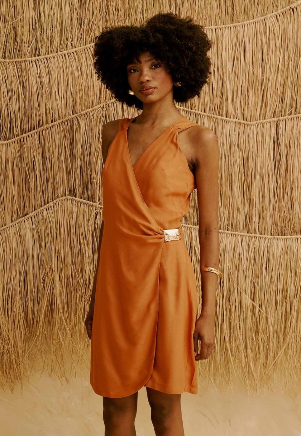 Vestido Curto Liso com Fivela Metal