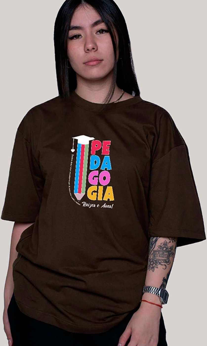 Imagem principal Camiseta Ousy Feminina Profissão Pedagogia Colorida Capelo Graduação Oversized branco branco