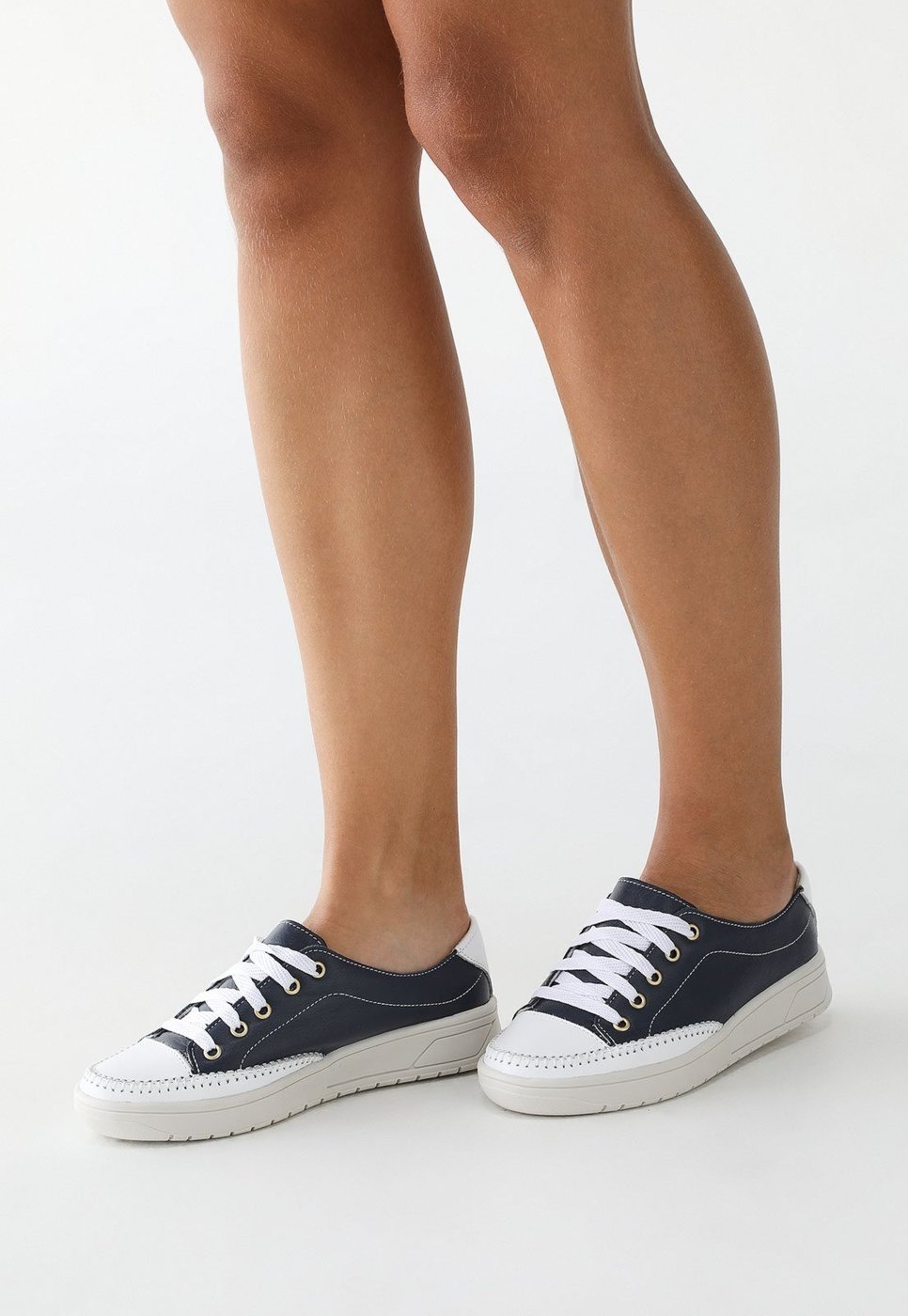 Tênis Casual Feminino Cadarço em Couro com Branco