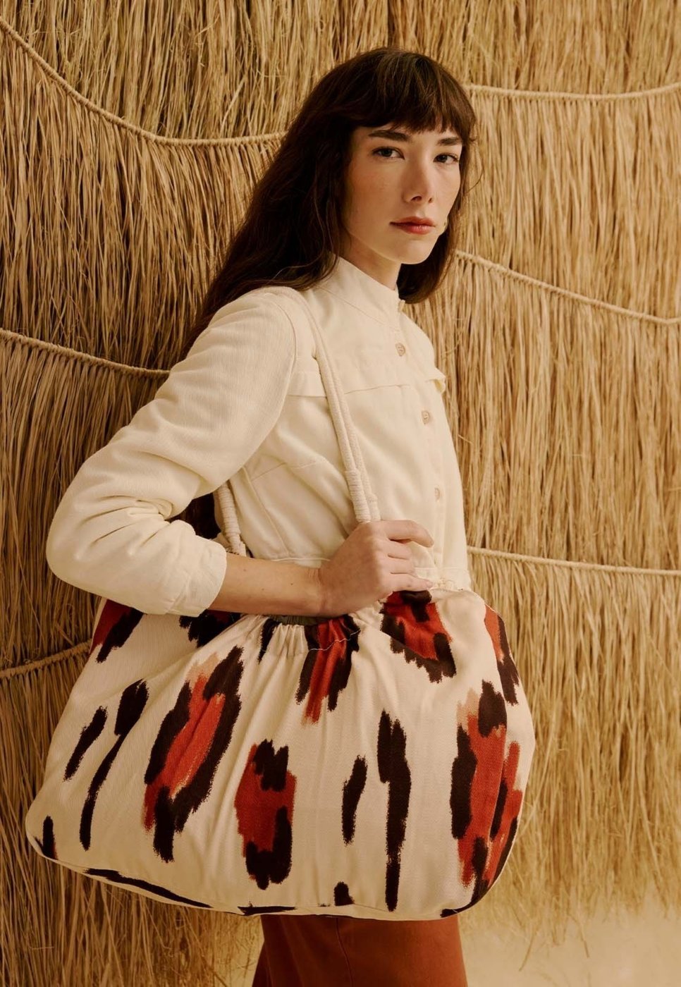 Bolsa com Alça em Corda Estampada Chimu Off