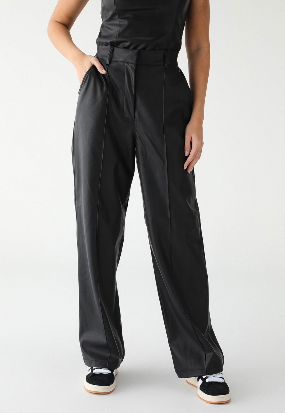 Calça TOPSHOP Wide Leg Resinada Preta