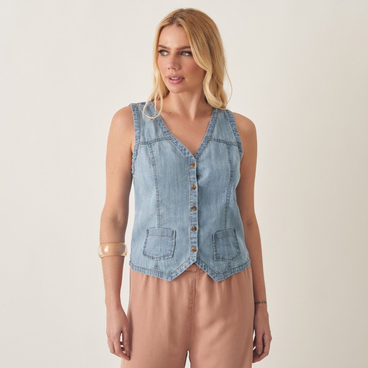 Colete Jeans Tencel com Recortes e Bolso