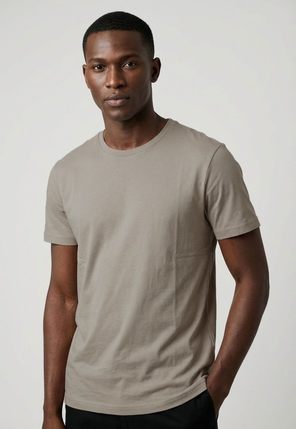 Imagem principal Camiseta Masculina Calvin Klein Jeans Essentials bege Calvin Klein Jeans bege