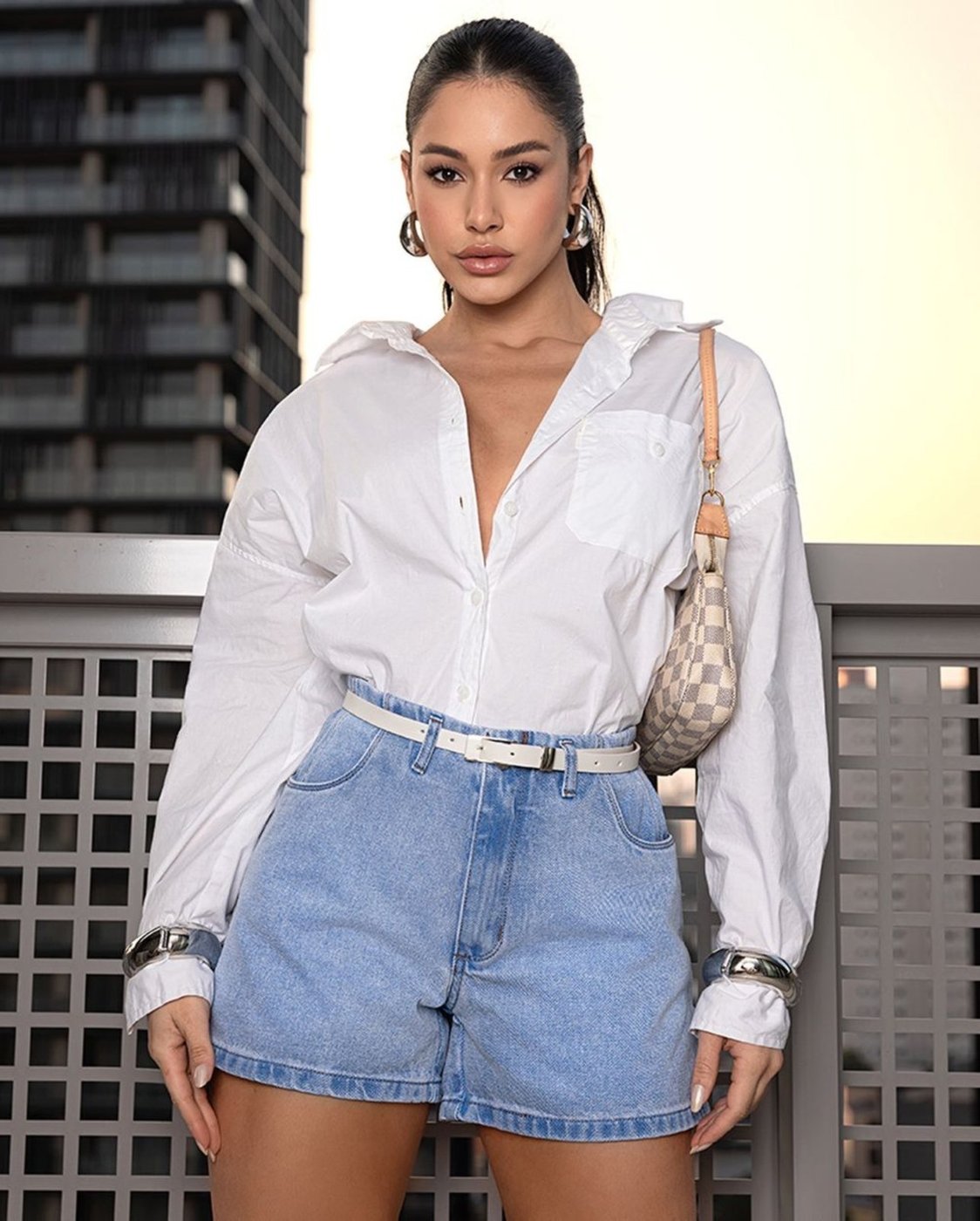 Shorts Mom Feminino Cintura Alta com Cinto 24235 Média