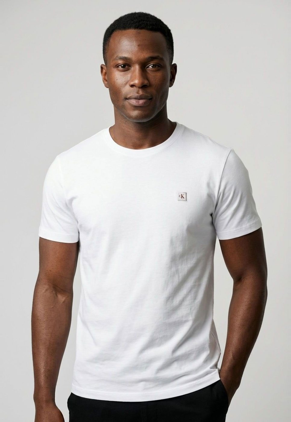 Imagem principal Camiseta Masculina Calvin Klein Patch Branca Calvin Klein Jeans branco Calvin Klein Jeans branco