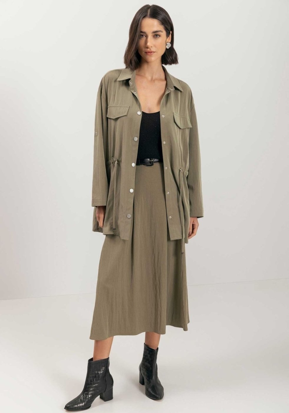 Parka Alongada Com Botões E Regulagem Na Cintura