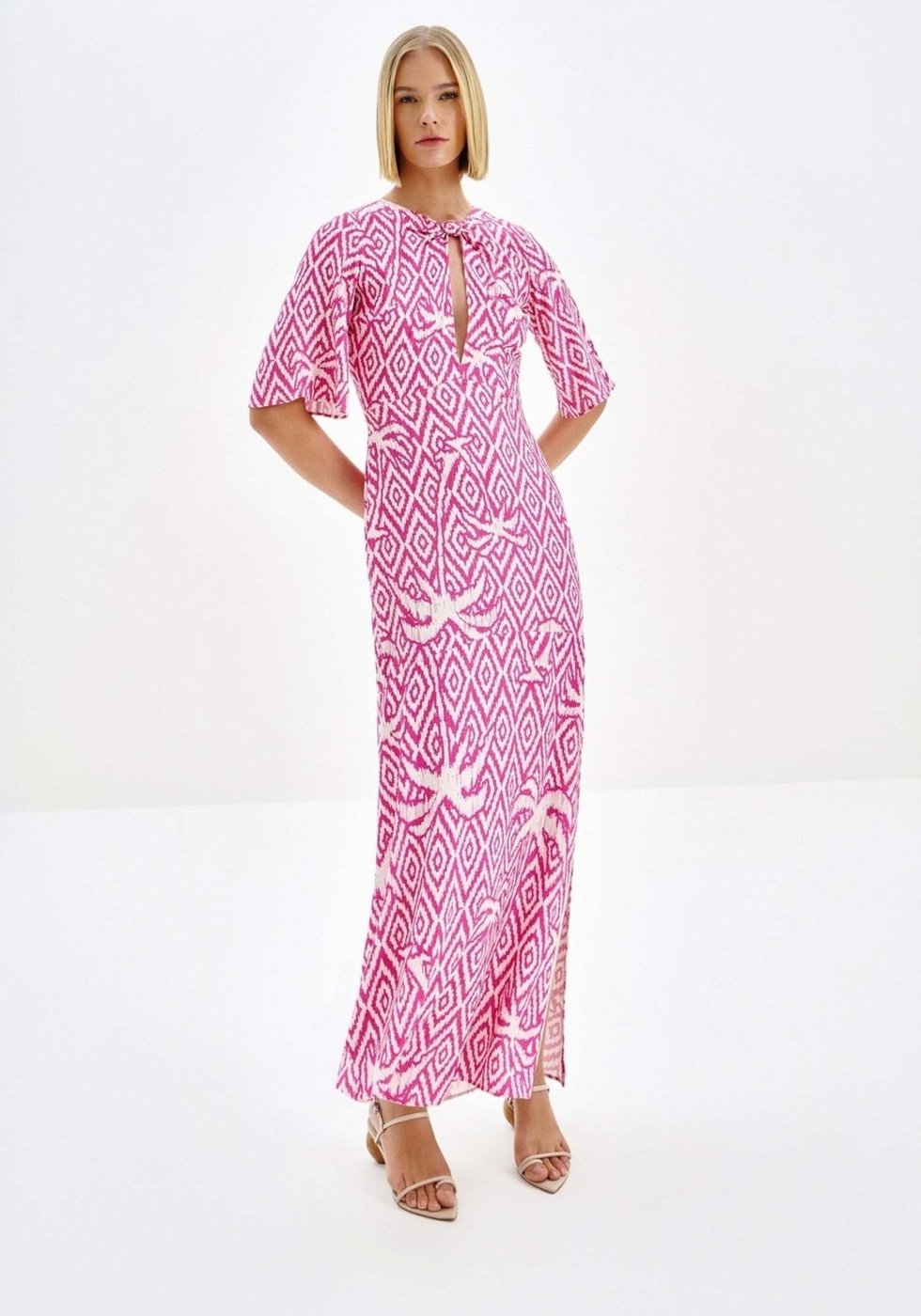 Vestido Longo em Viscose com Cut Decote