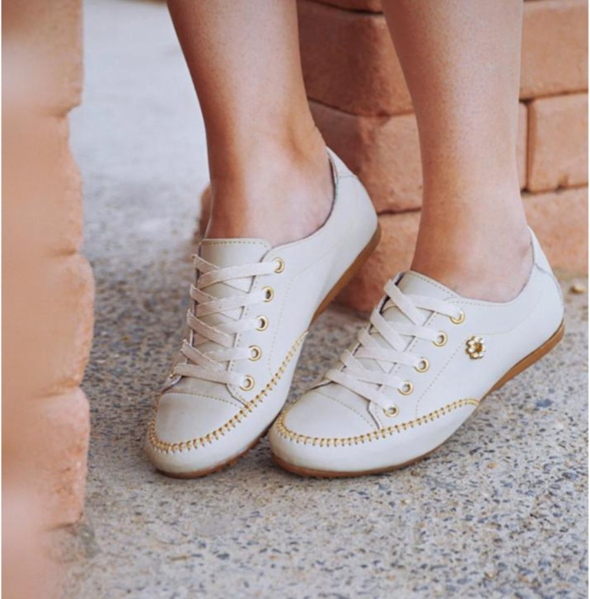 Sapatênis Feminino Bege Off White Broche Flor Em Couro Leve
