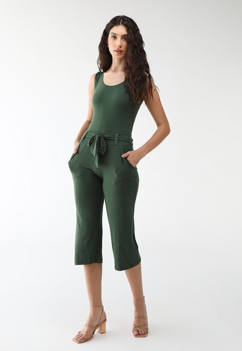 Imagem principal Conjunto Viscolycra Maria Paes Calça Pantacourt e Blusa verde Maria Paes verde