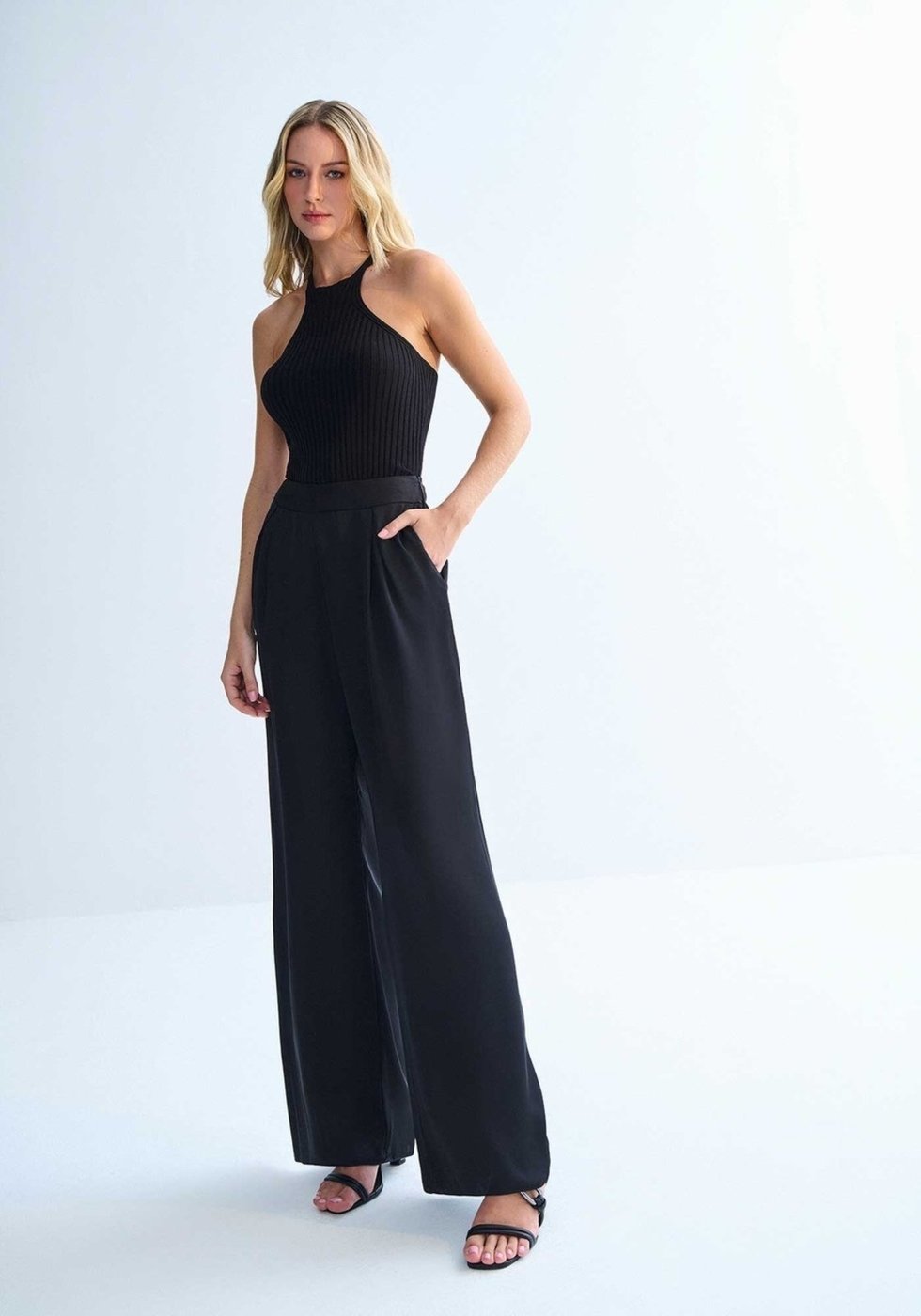 Calça Reta Alfaiataria Perolada com Bolsos