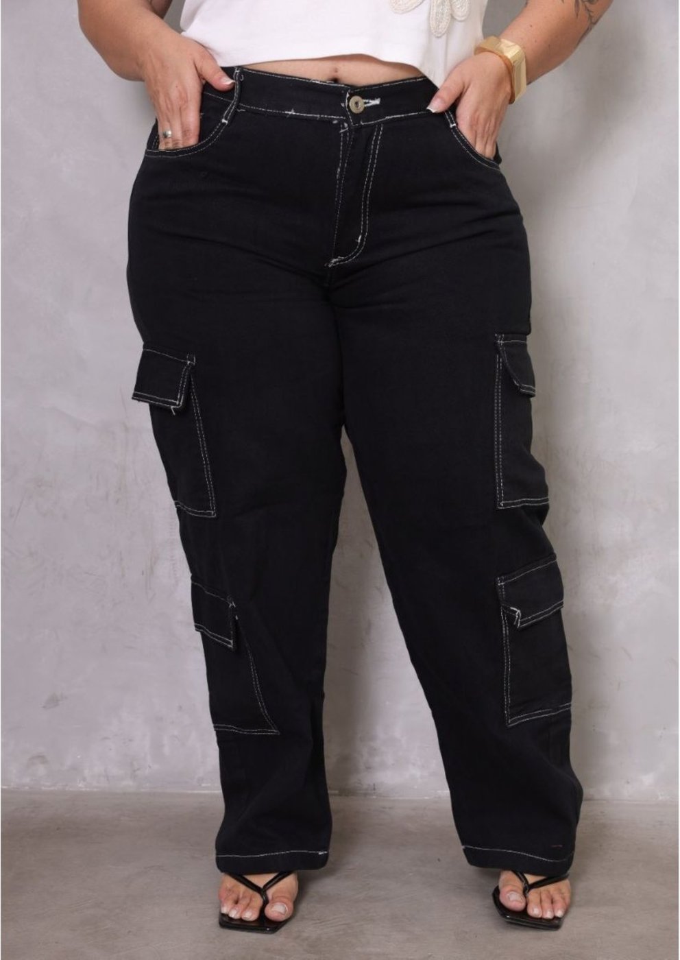 Imagem principal Calça Cargo Feminina Plus Size Preta Sarja com Costura Branca Jeans Loka 4 Bolsos Laterais preto preto
