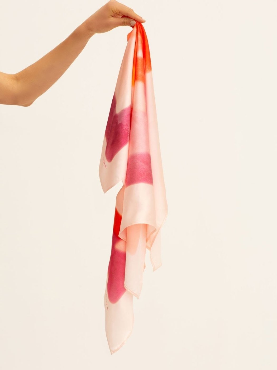 Lenço Barrado Off White com Estampa Rosa com Liz