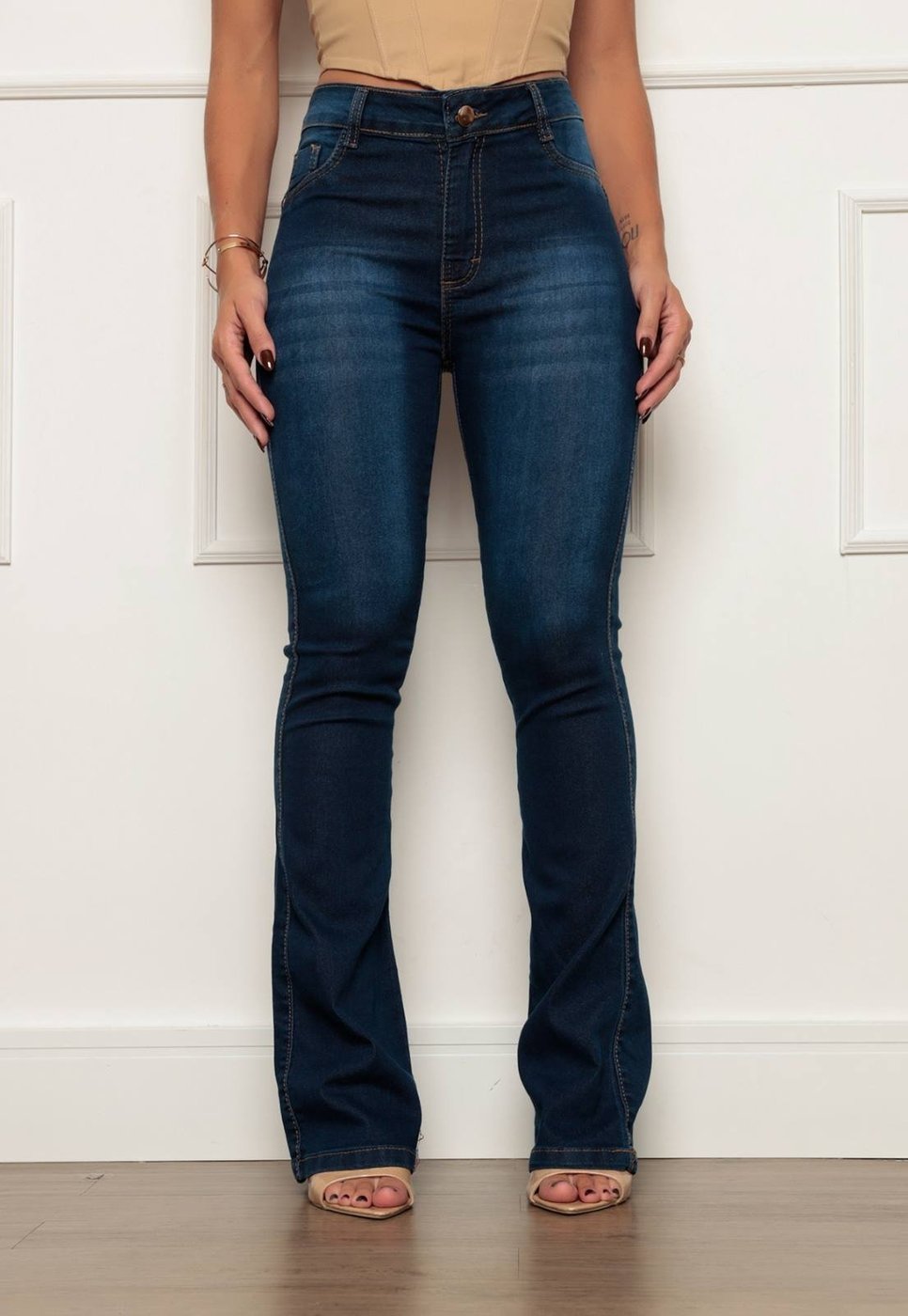 Calça Flare Escuro Acetinada - O Toque de Elegância e Conforto