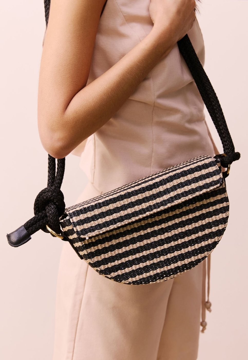 Imagem principal Bolsa Meia Lua Ráfia CaCay preto CaCay preto