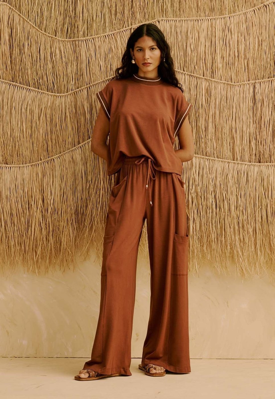 Calça Pantalona Com Bolso Lateral