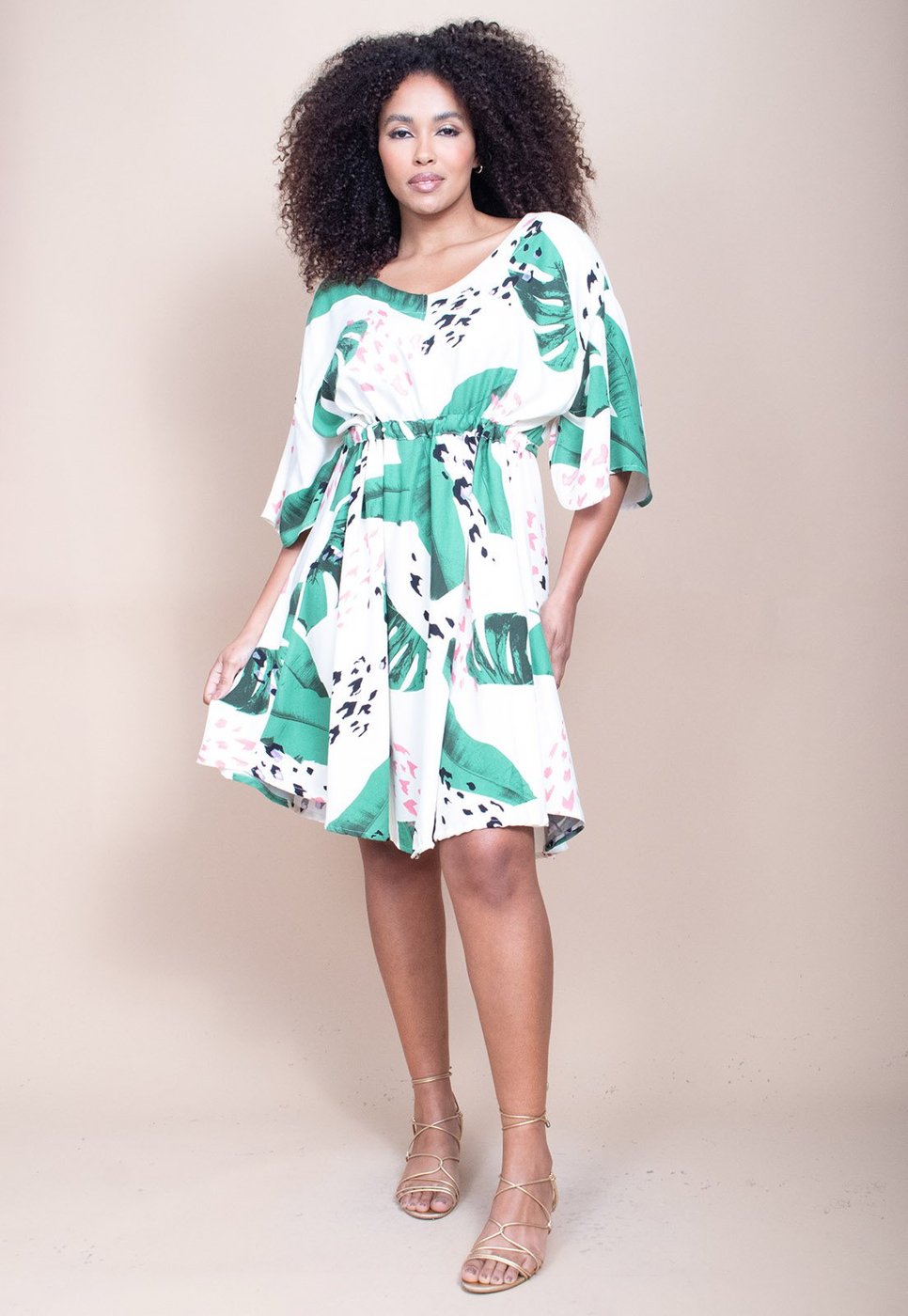 Vestido Curto CabanaFree Caaxixá Viscose com Cordão na Cintura Estampa Folhagem Poética