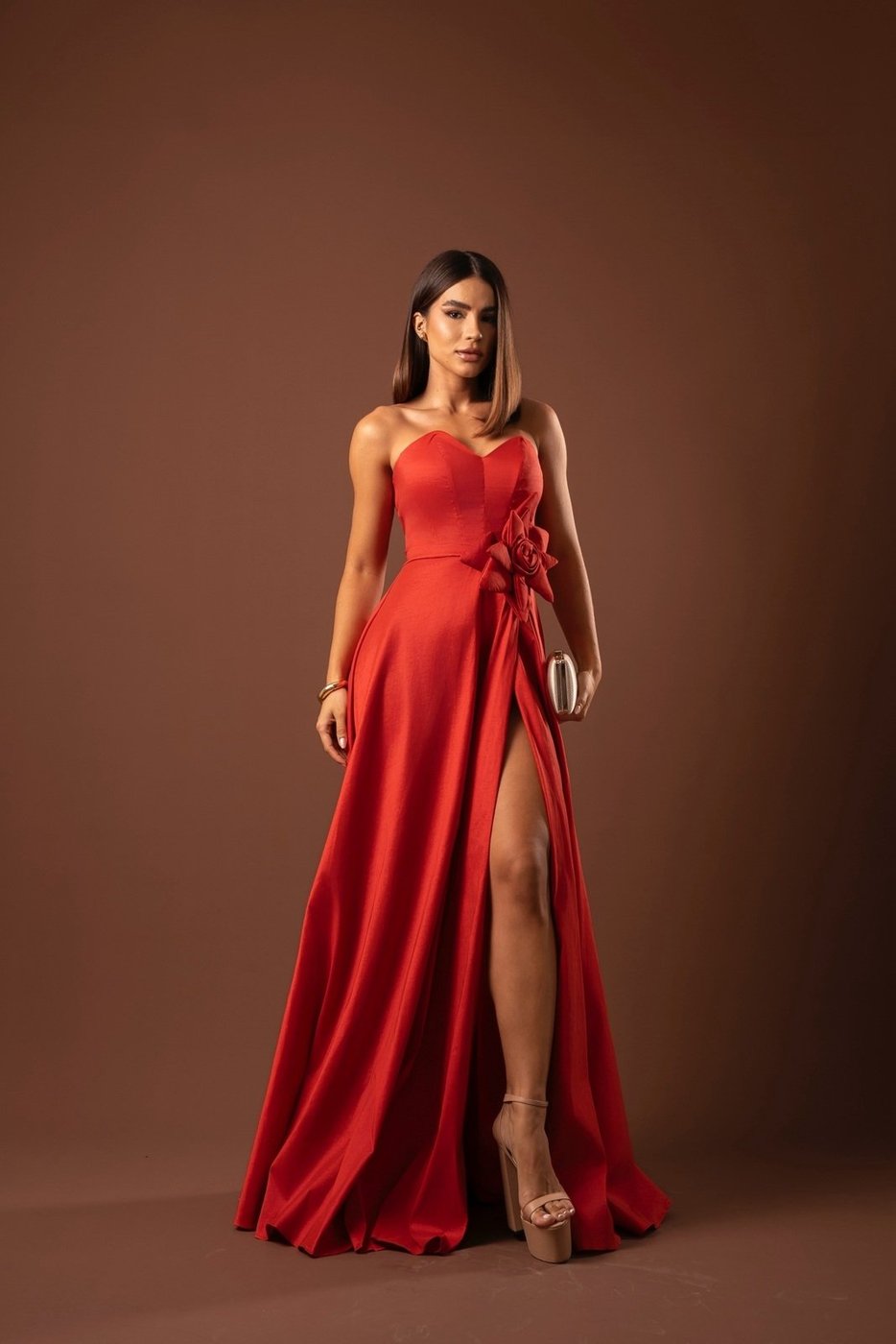 Vestido Longo de Festa Madrinhas Tomara que Caia com Flor Lateral Saia em A Marlenne Terracota