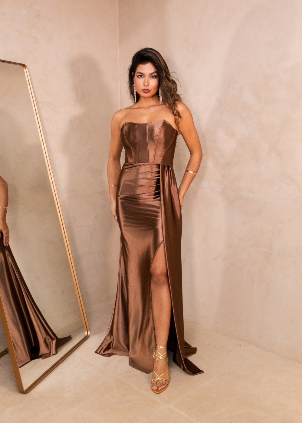 Imagem principal Vestido Longo Tomara Que Caia Corselet com Fenda Tubinho Sereia Acetinado Antaryes Cia do Vestido Mocha Mousse marrom Cia do Vestido marrom
