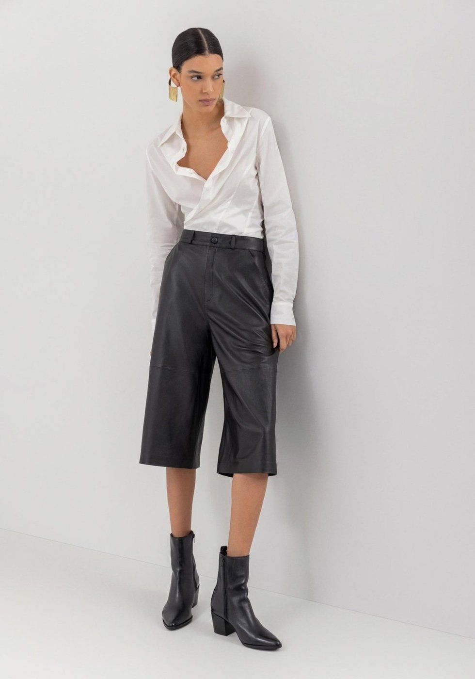 Bermuda Lez a Lez De Couro Com Cintura Média E Bolsos Frontais