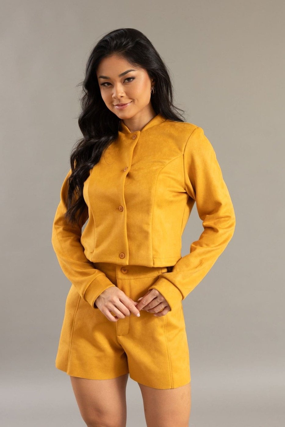 Casaco Feminino em Suede Curto com Recortes Manga longa Dialogo Jeans Mostarda