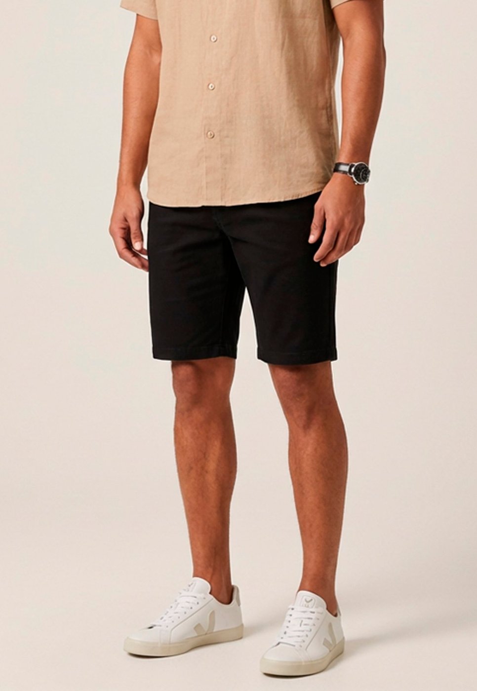 Imagem principal Bermuda Masculina Sarja Chino com Elastano Cintura Intermediária Lisa e Confortável Macaw bege/caramelo/cáqui Macaw bege/caramelo/cáqui