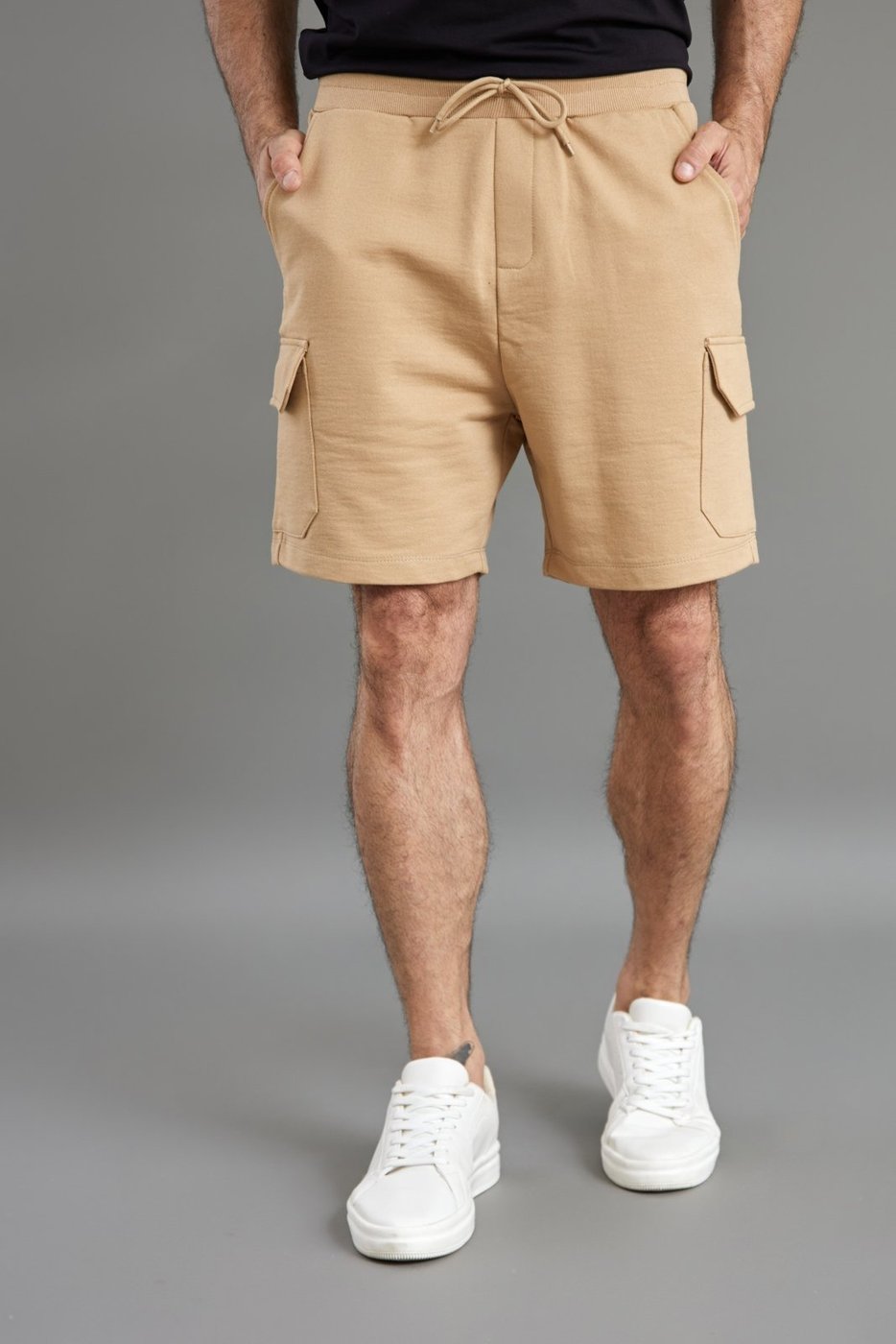 Imagem principal Bermuda Moletom Masculina em Poliéster Bolso Cargo e Cordão Dialogo Jeans amarelo/bege/bronze/caramelo/cobre/cáqui Dialogo Jeans amarelo/bege/bronze/caramelo/cobre/cáqui