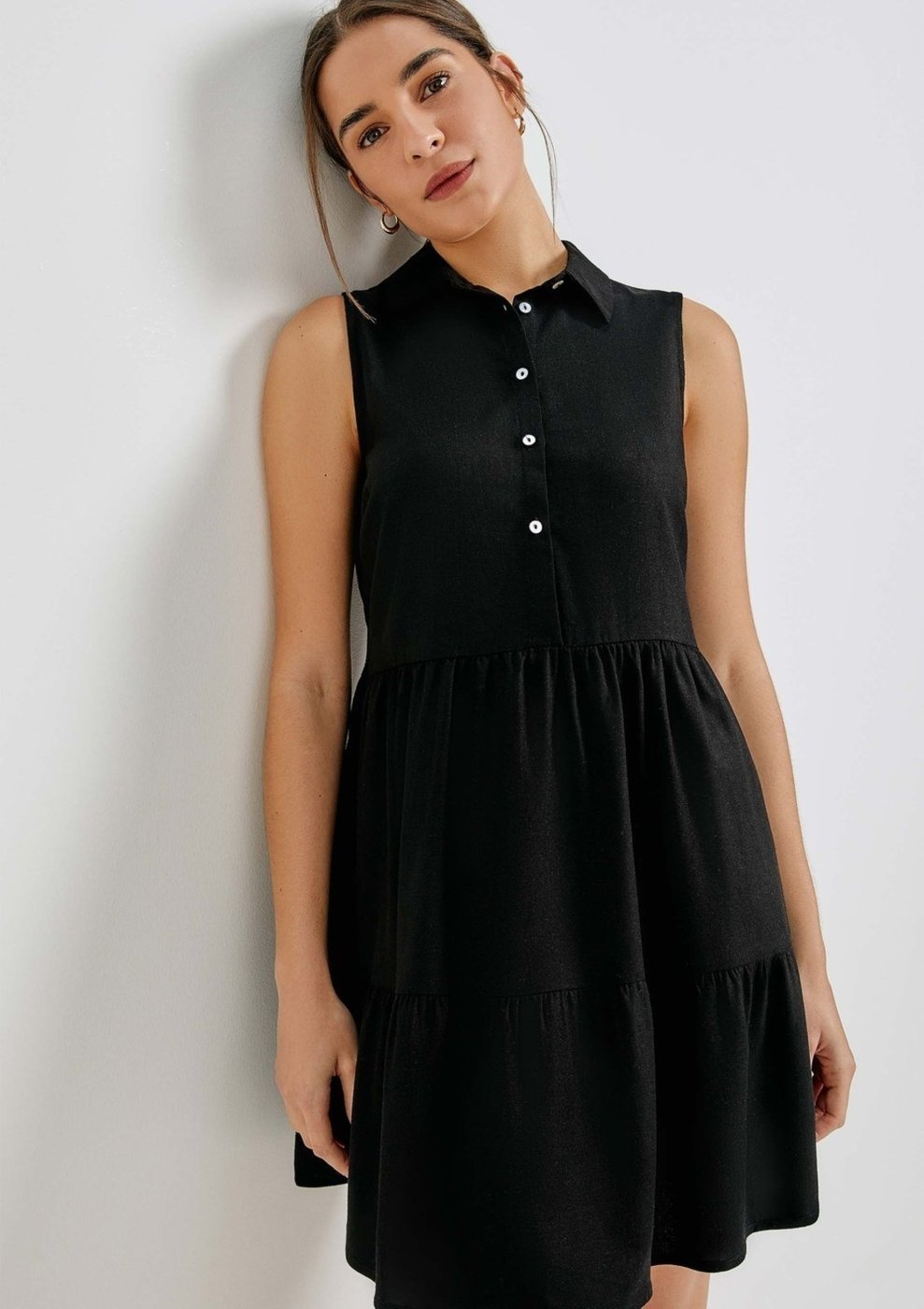 Imagem principal Vestido Curto Evasê Com Botões E Recortes Hering preto Hering preto