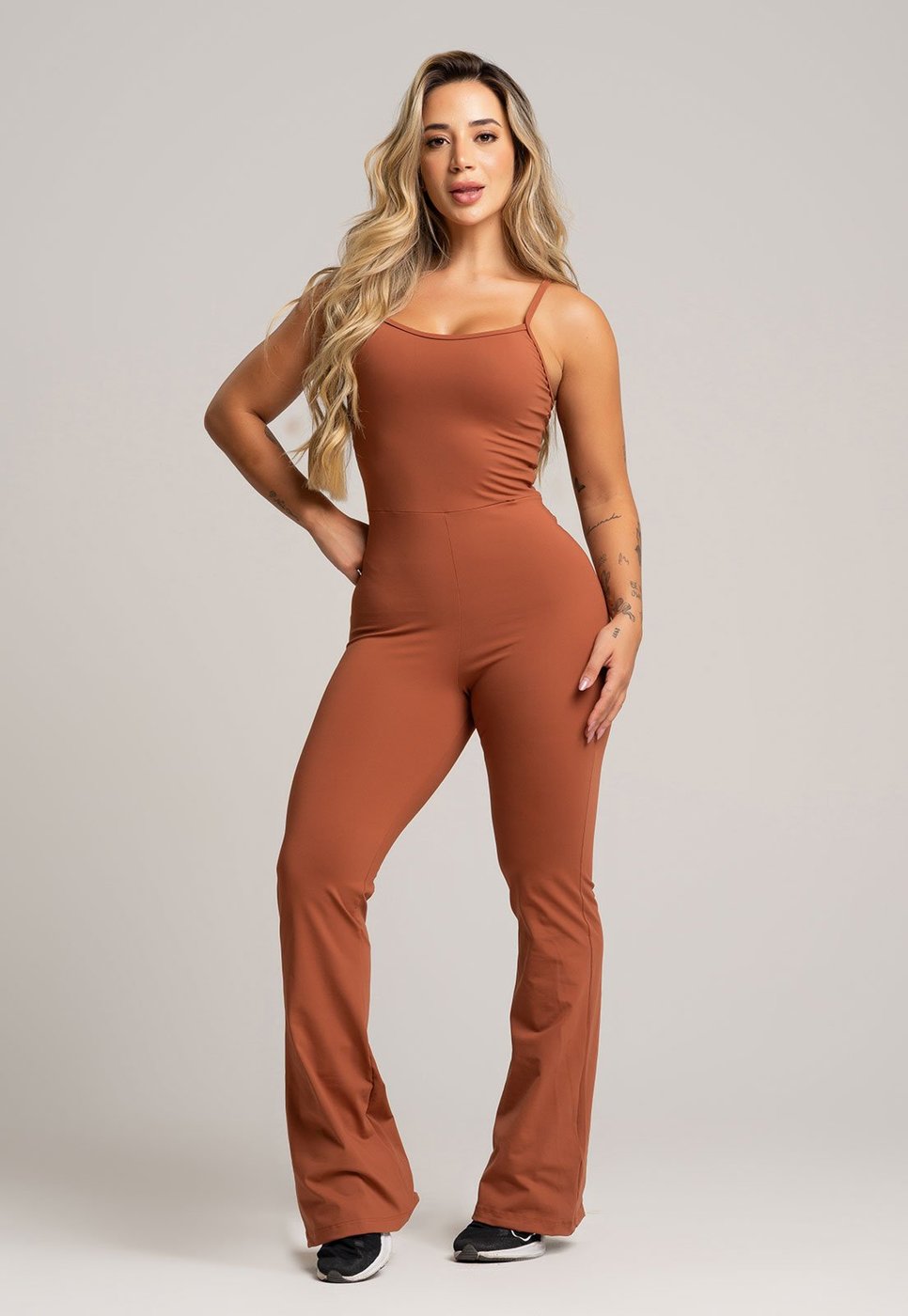 Imagem principal Macacão Fitness MVB Modas Flare Alcinha de Regulagem Poliamida Mousse marrom Mvb Modas marrom