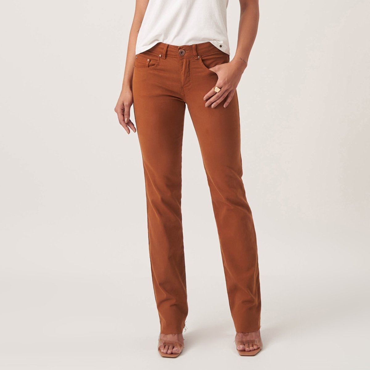 Calça Jeans Color Reta Judy Barra a Fio Terroso