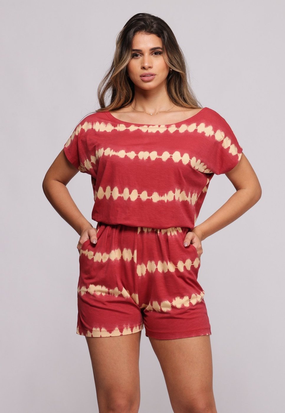 Imagem principal Macaquinho Decote Canoa B’Bonnie Mila Tie Dye Vermelho B'Bonnie estampado B'Bonnie estampado