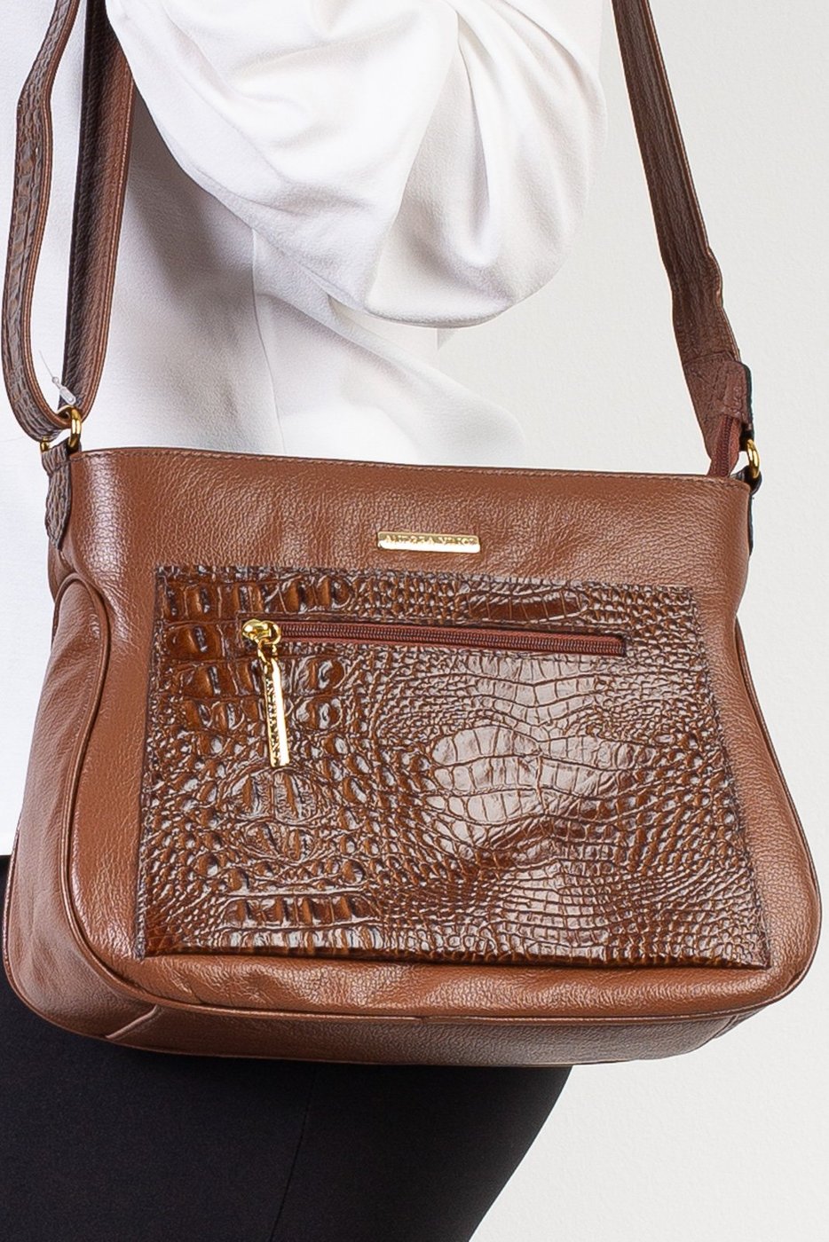 Bolsa feminina tiracolo de couro croco Maísa - Whisky