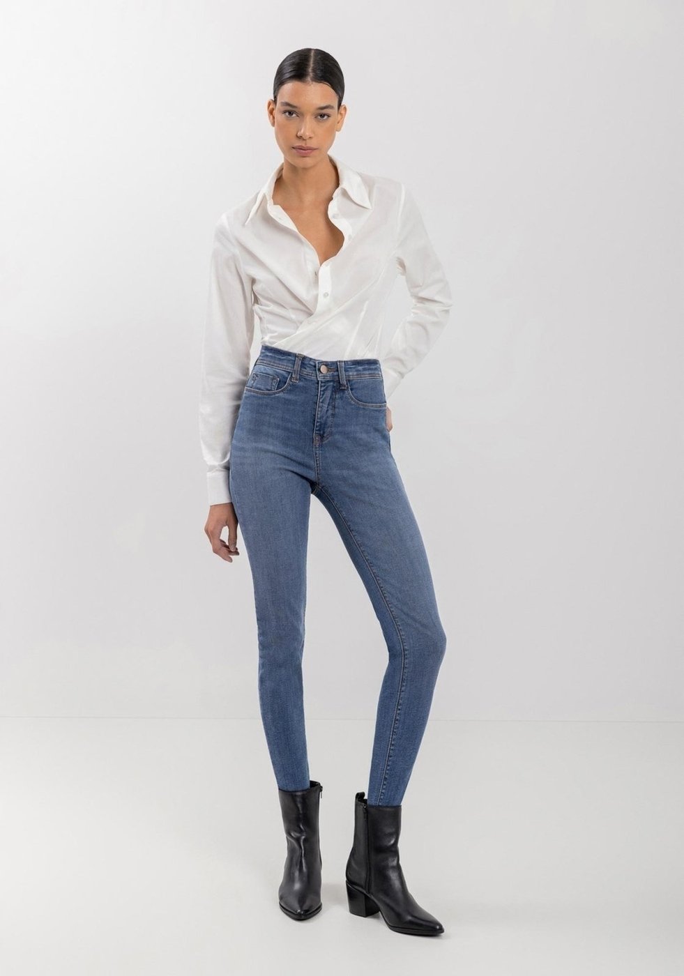 Calça Jeans Cigarrete Com Cintura Alta E Tecnologia Shaping