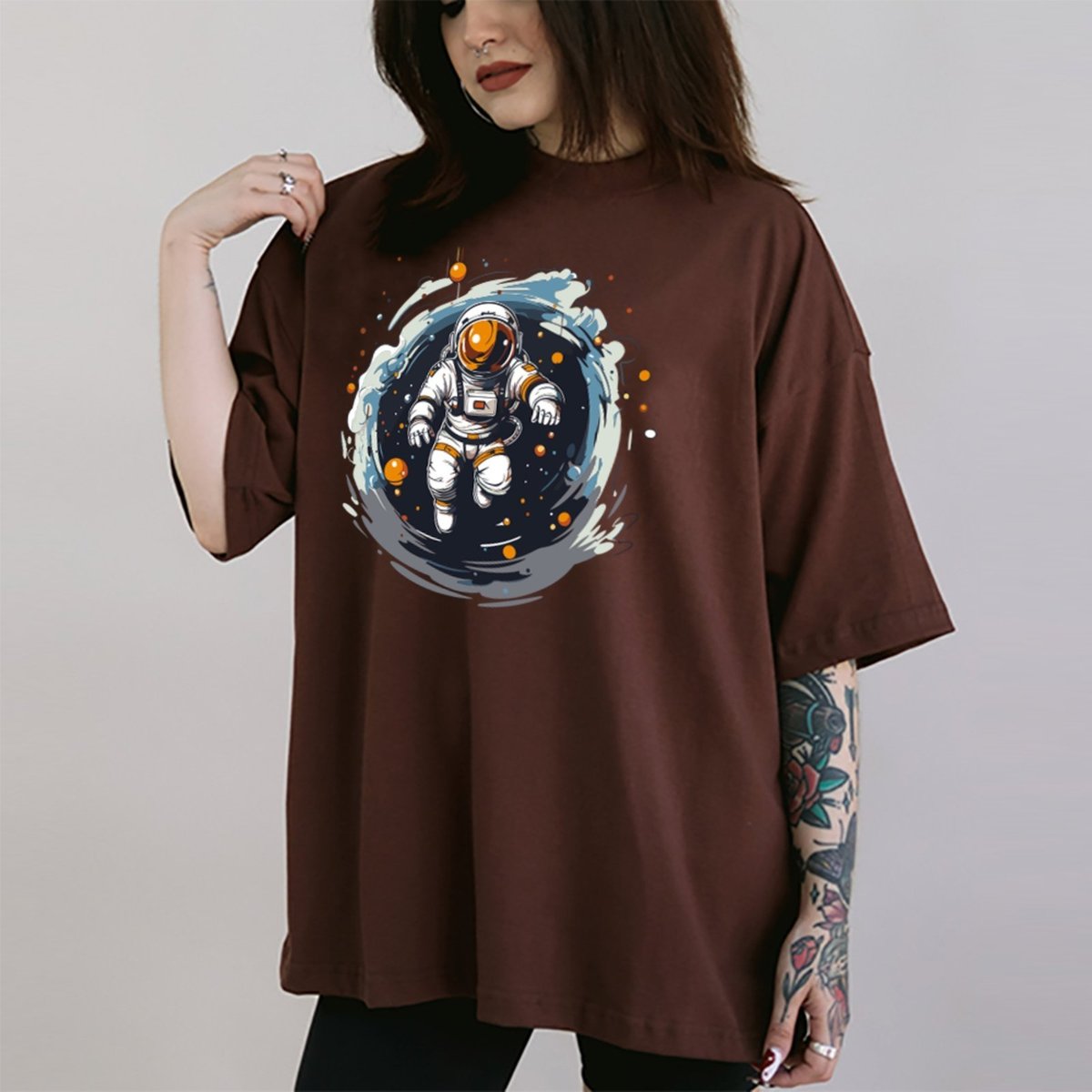 Imagem principal Camiseta Ousy Unissex Streetwear Astronauta Vórtice Espacial Visual Impactante Oversized marrom ousy marrom