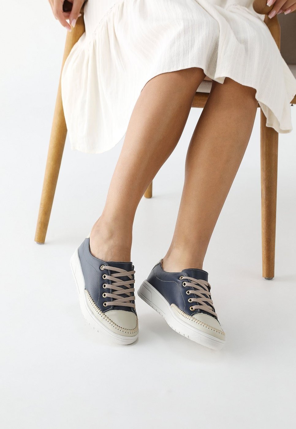 Tênis Casual Feminino Cadarço em Couro com Bege