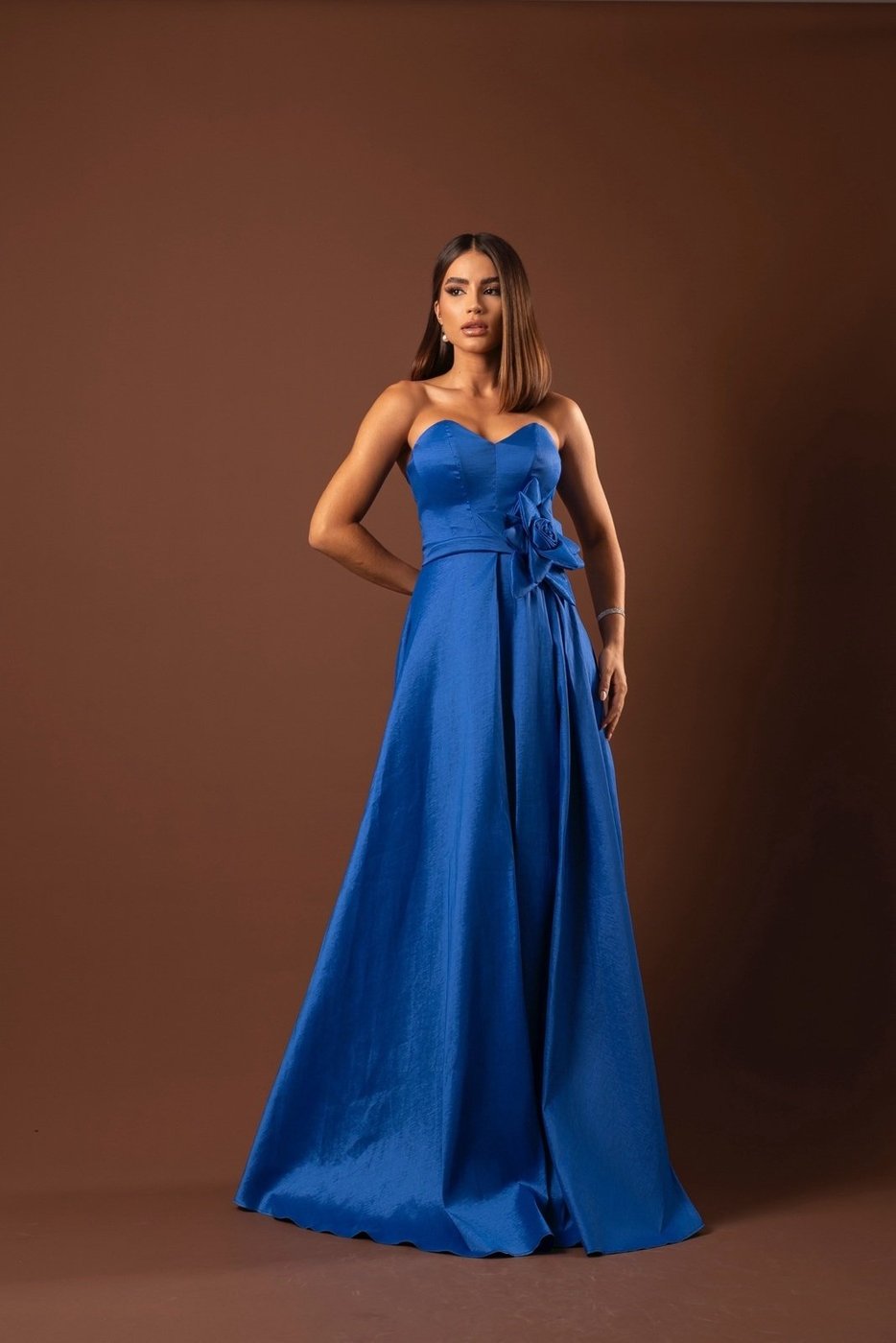 Vestido Longo de Festa Madrinhas Tomara que Caia com Flor Lateral Saia em A Marlenne Azul Royal