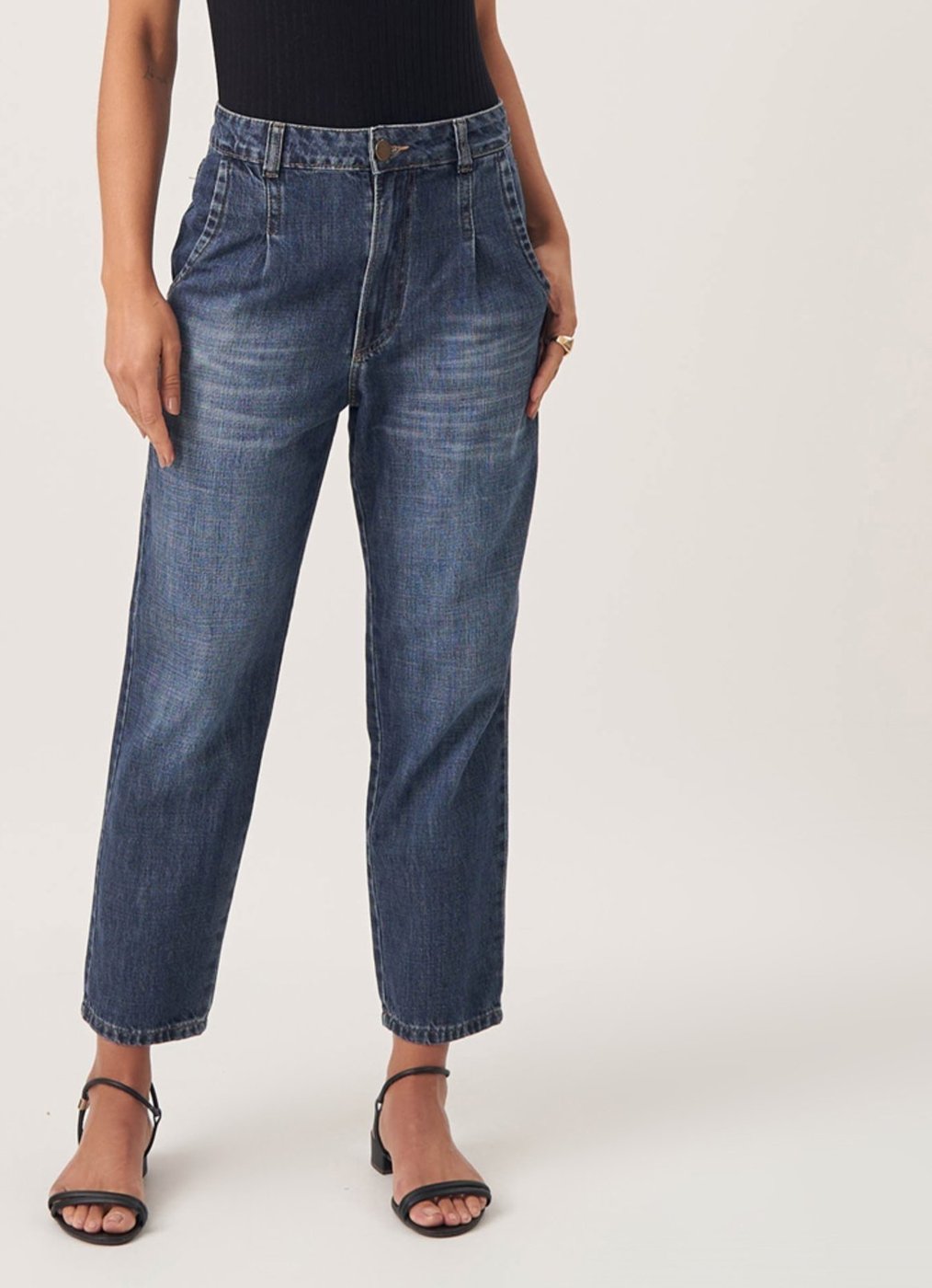 Calça Jeans Color Mom Cintura Alta e Pregas Azul Escuro