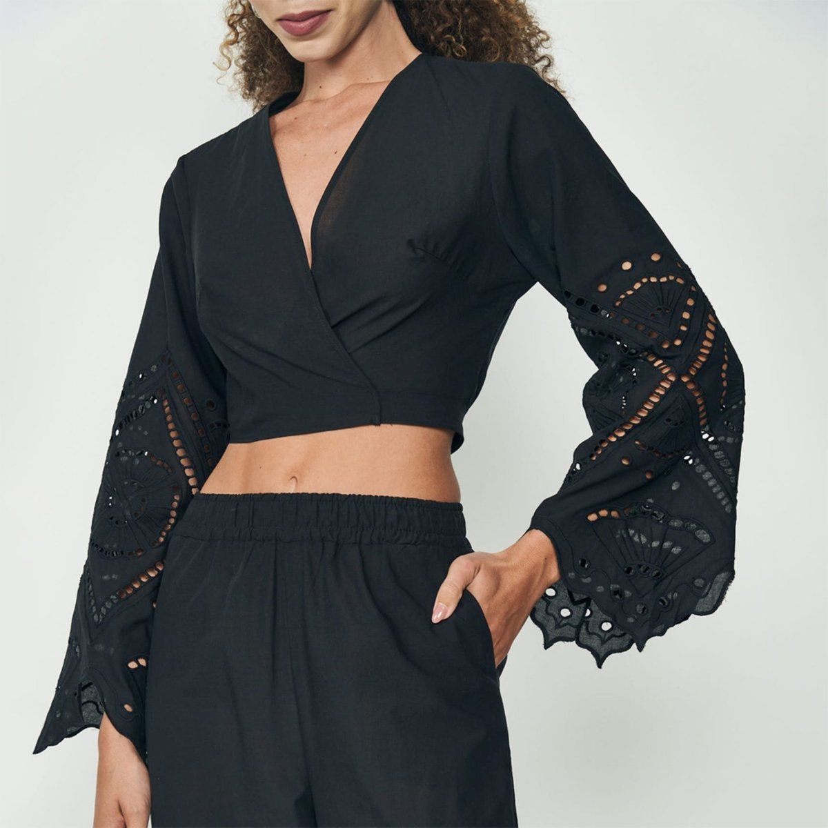 Imagem principal Blusa Colcci Cropped Bordada Ou25 Feminino preto Colcci preto