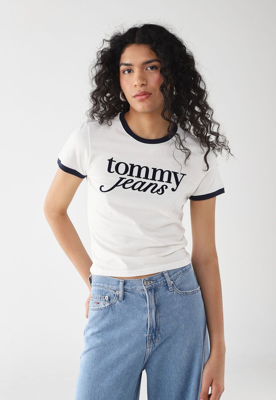 Imagem principal Camiseta Feminina Tommy Jeans TJW Slim Script Ringer Tee EX Branca branco Tommy Jeans branco