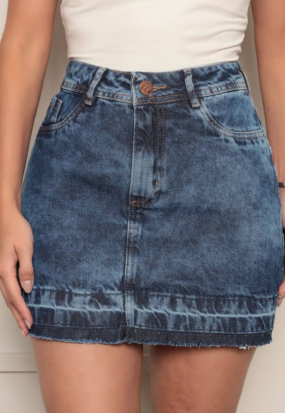 Saia Cintura Alta Ethereal Jeans Confortável e Estilosa com Barra Desfiada Lavagem Escura