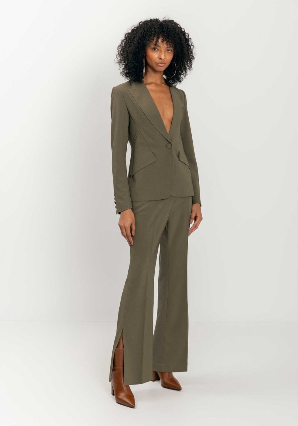 Calça Reta Com Cintura Média E Aberturas Na Barra