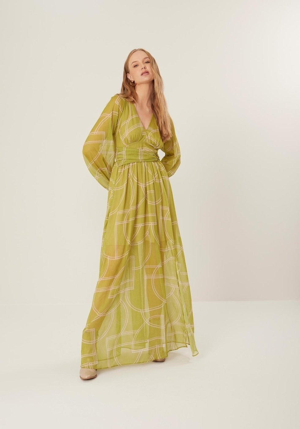 Vestido Lez a Lez Longo Estampado Com Mangas Amplas E Fenda Lateral