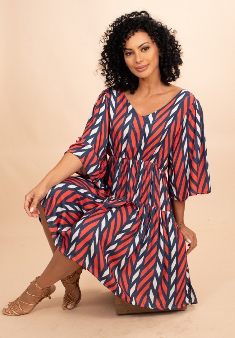 Vestido Curto Plano Camadas Estampa Tribal Tricolor