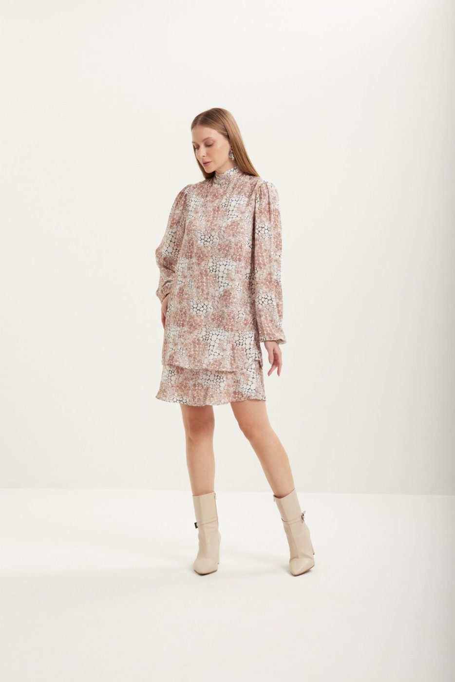 Vestido Lez a Lez Curto Estampado Com Mangas Amplas E Gola Alta