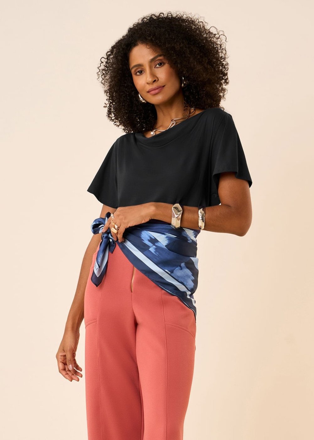 Imagem principal Camiseta Maria Valentina Solta Decote Canoa Manga Curta Padrão preto Maria Valentina preto