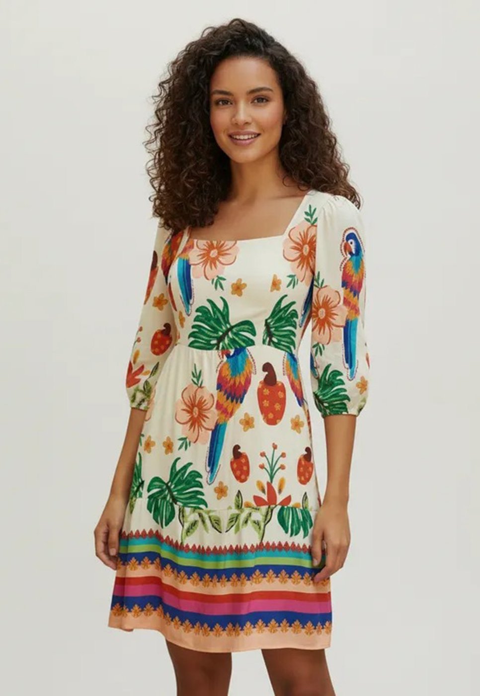 Vestido CabanaFree Curto Manga 3/4 Estampa Arara Brasileira