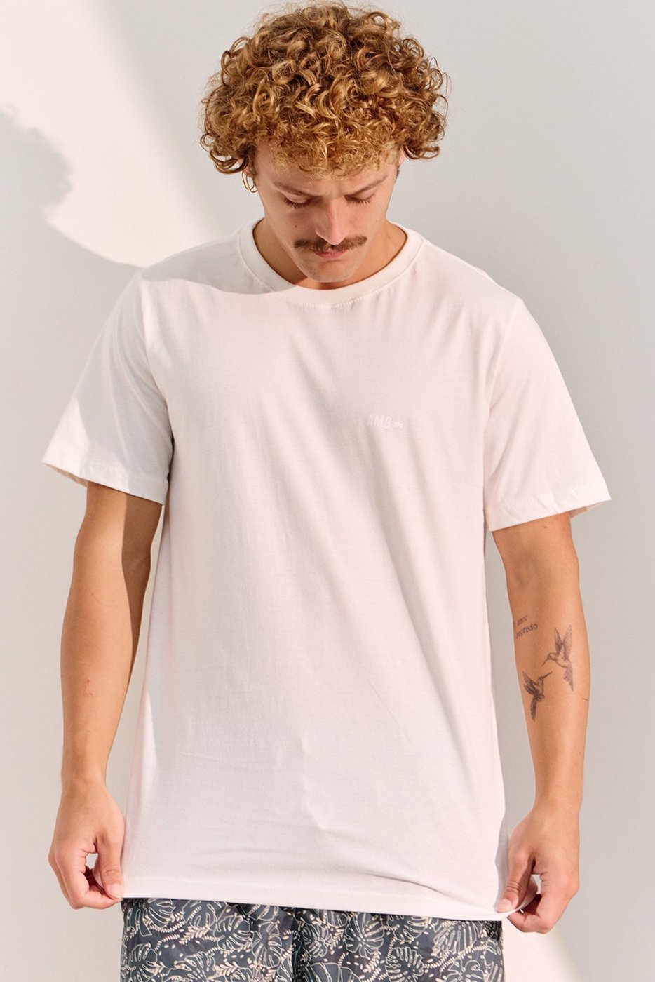 Imagem principal Camiseta Masculina Básica Meia Malha Ambiguous Vida Marinha branco Vida Marinha branco